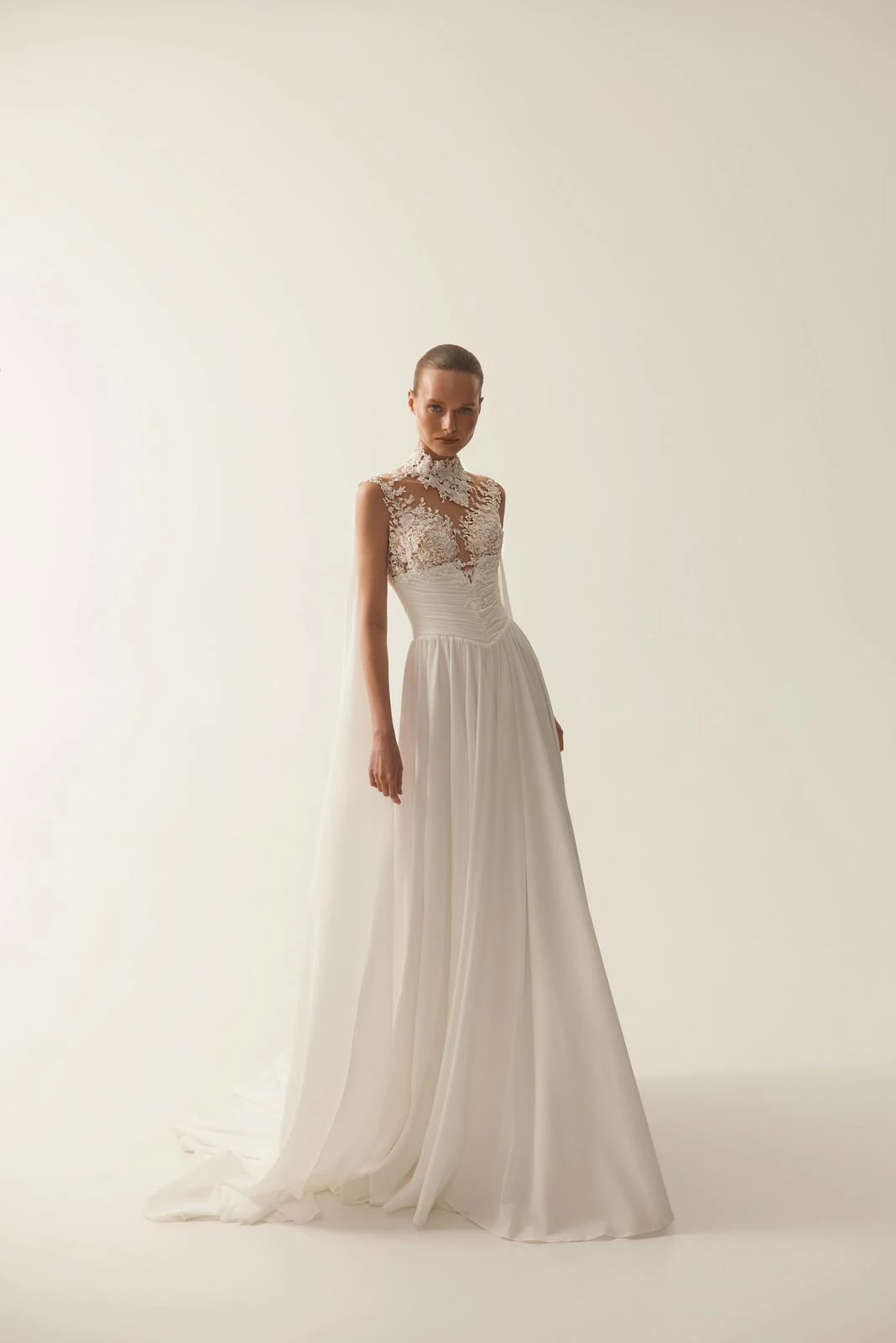 Abito da sposa con corpetto decorato e gonna ampia. — selezione Maison Yana, riferimento 006