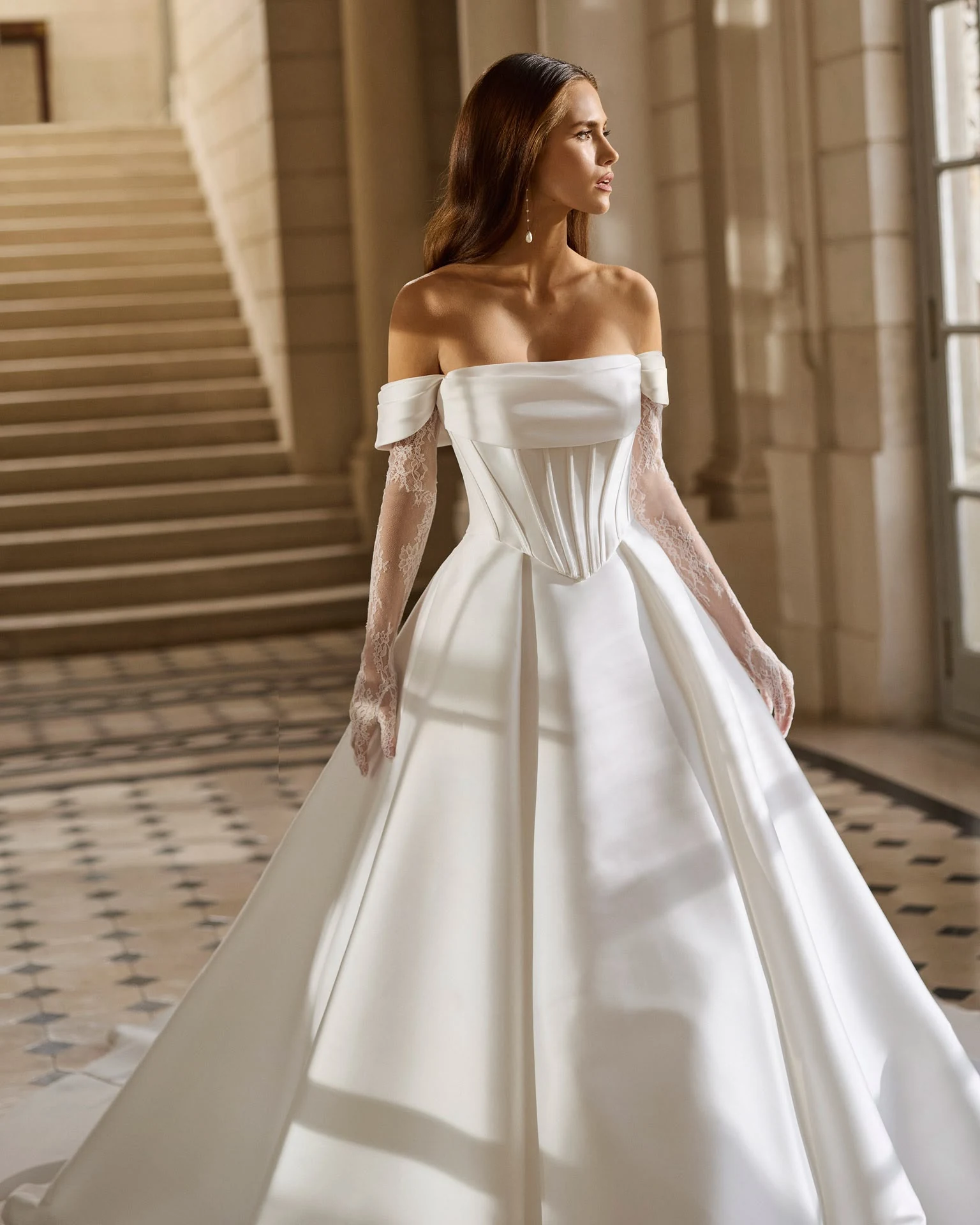 Abito da sposa AIRE: scollo omerale e pieghe sul corpetto
