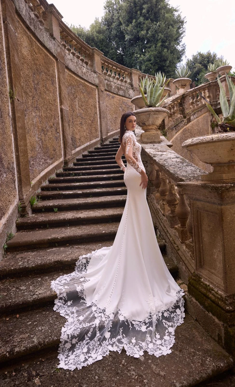 Abito da sposa Madeline Gardner: strascico decorato sulla scalinata