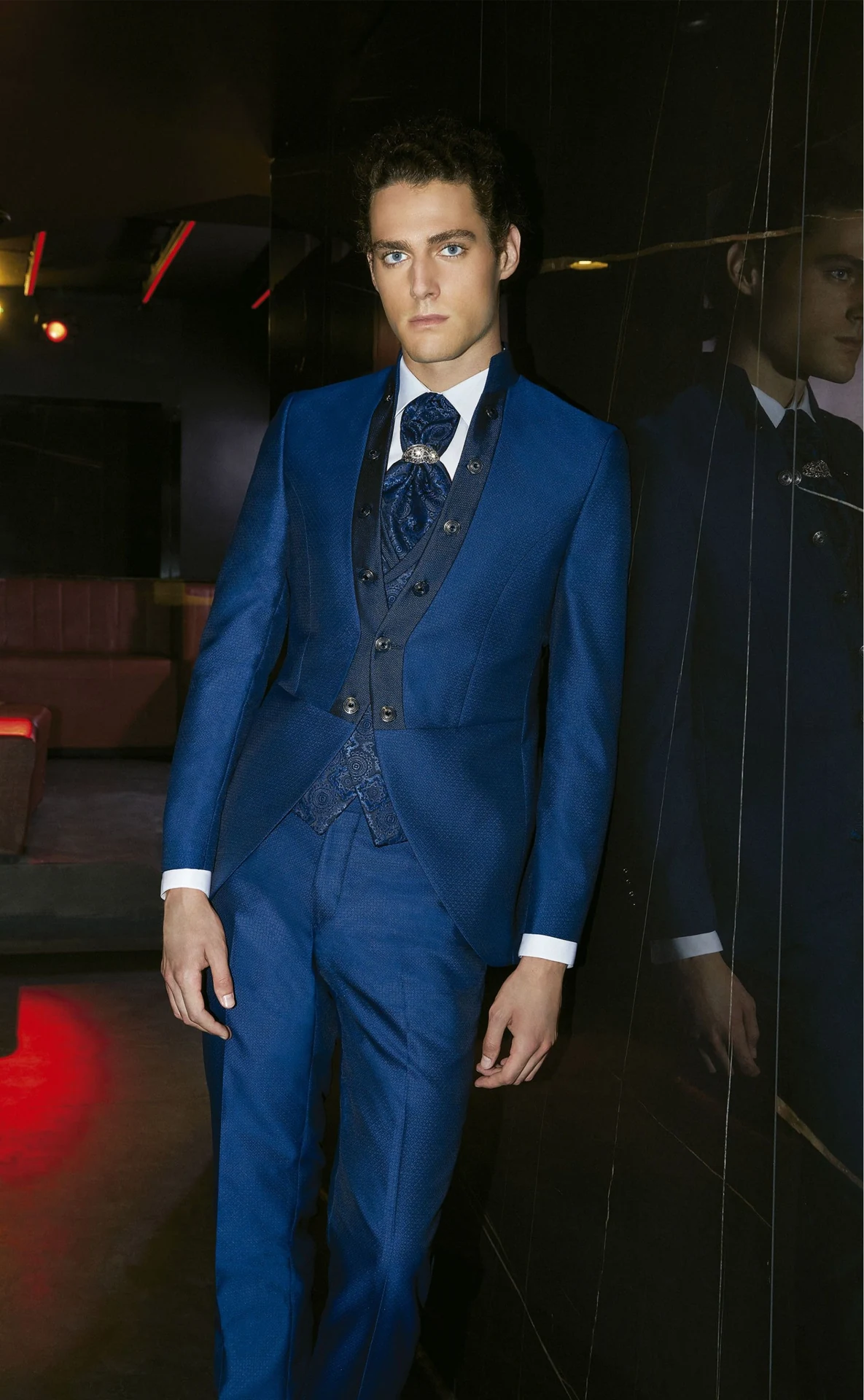 Roberto Vicenti, riferimento 013: completo blu intenso con gilet e plastron in fantasia, in interno scuro