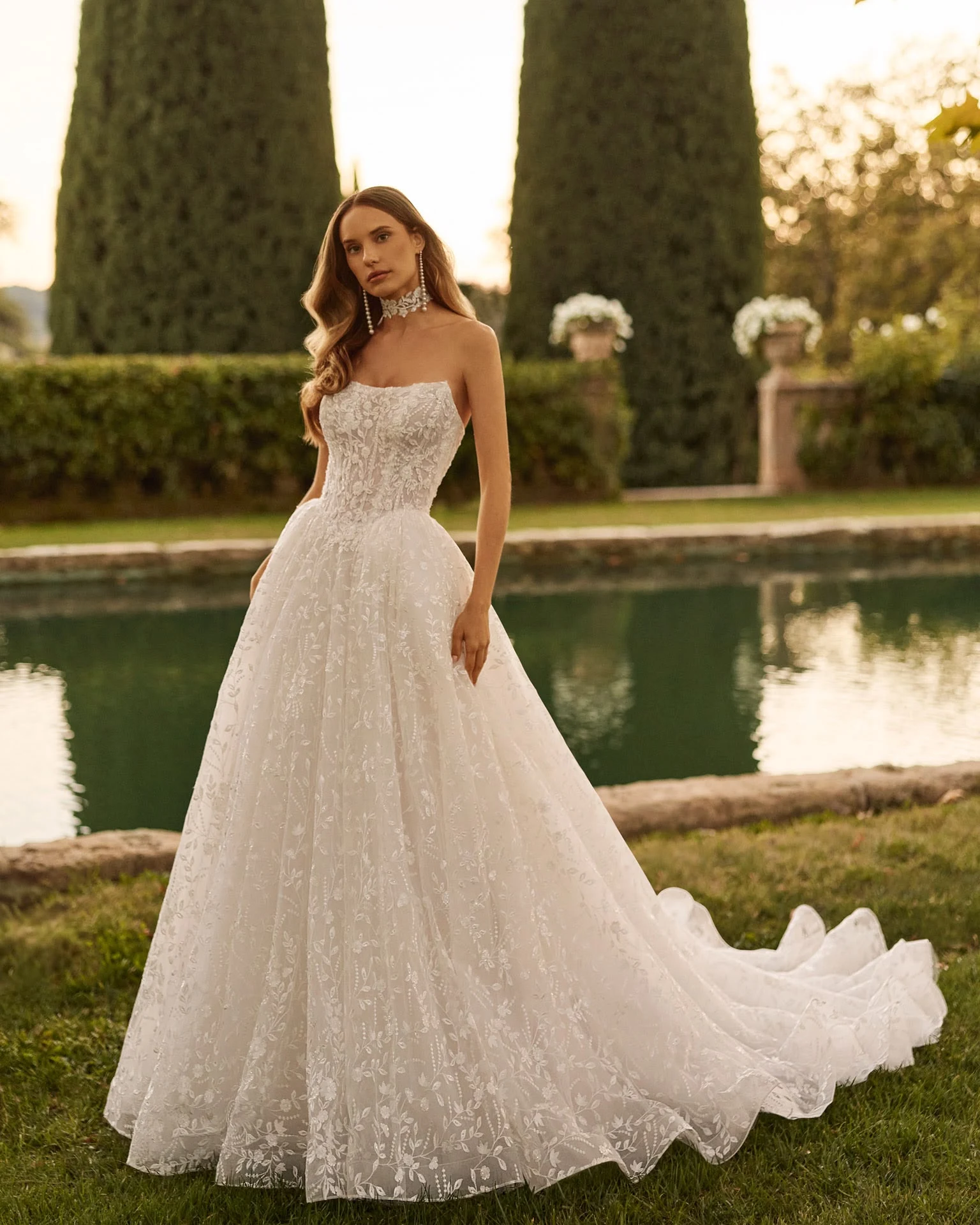 Abito da sposa AIRE: abito senza spalline con motivi floreali