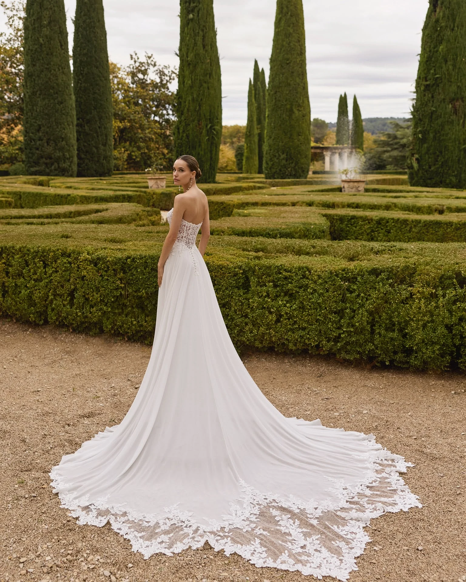 Abito da sposa AIRE: strascico bordato di motivi floreali nel giardino