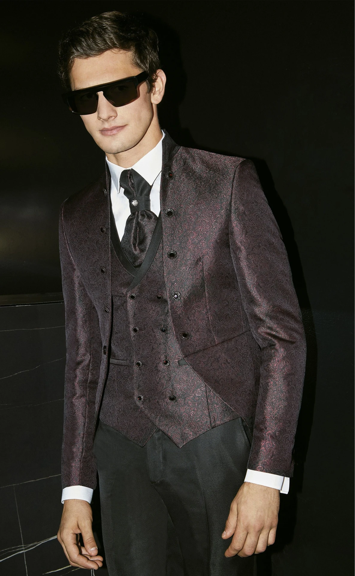 Roberto Vicenti, riferimento 015: completo in tessuto jacquard bordeaux con gilet e plastron scuro