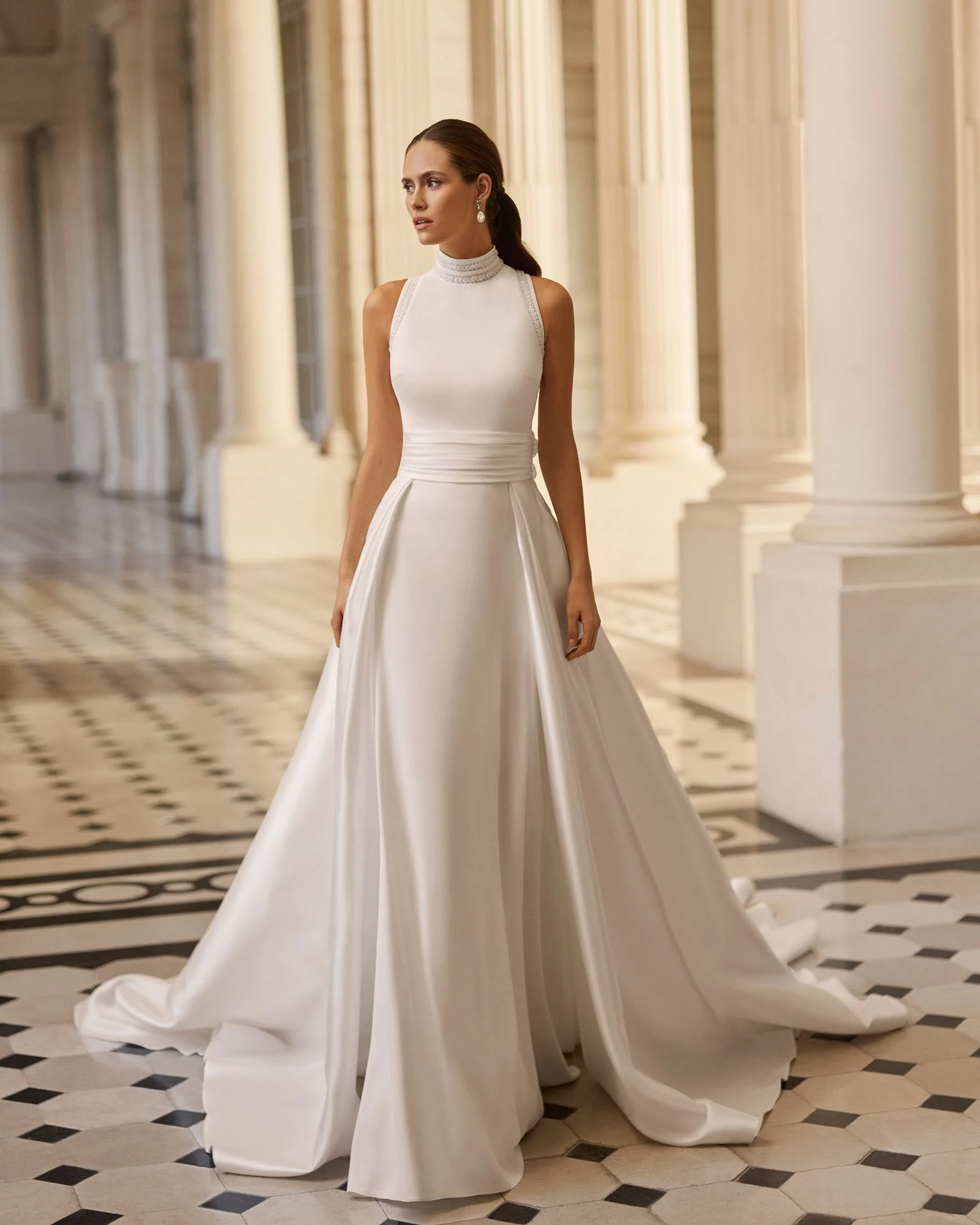 Abito da sposa AIRE: scollo alto e linee essenziali